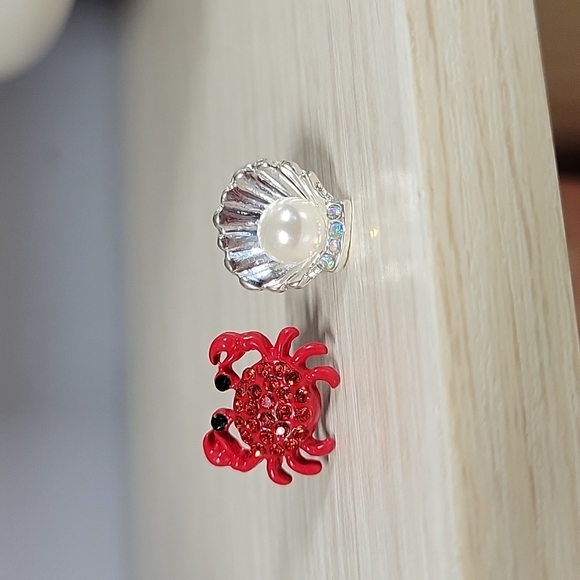 🔥LAST PAIR🔥 CRAB AND OYSTER SHELL SHIMMER EARRINGS - Picture 1 of 7